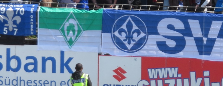 Letzer Spieltag: Werder Bremen Flagge zwischen unseren Fahnen. Werder gegen die SGE die Daumen drücken.